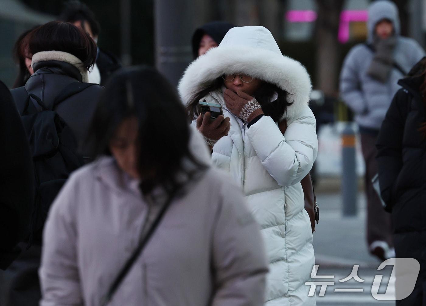 본문 이미지 - 서울의 최저기온이 영하 10도 가까이 떨어진 4일 오전 서울 광화문네거리 일대에서 시민들이 추위 속 출근길 발걸음을 옮기고 있다. 2025.12.4/뉴스1 ⓒ News1 구윤성 기자