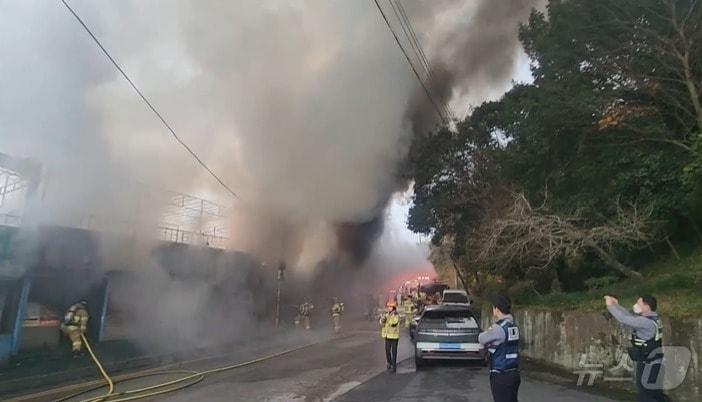 본문 이미지 - 4일 오전 7시 54분쯤 전남 목포시 죽교동 한 단층 상가에서 불이 나 검은 연기가 나고 있다. &#40;sns 갈무리. 재판매 및 DB 금지&#41; 2025.12.4/뉴스1 