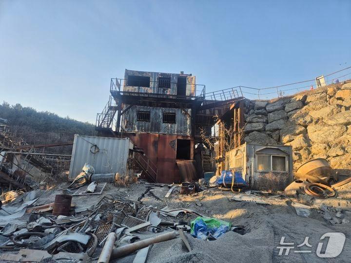본문 이미지 - 당진 대호지면 적서리 채석장 컨네이터 기계실 화재 현장. &#40;당진소방서 제공, 재판매 및 DB금지&#41; / 뉴스1