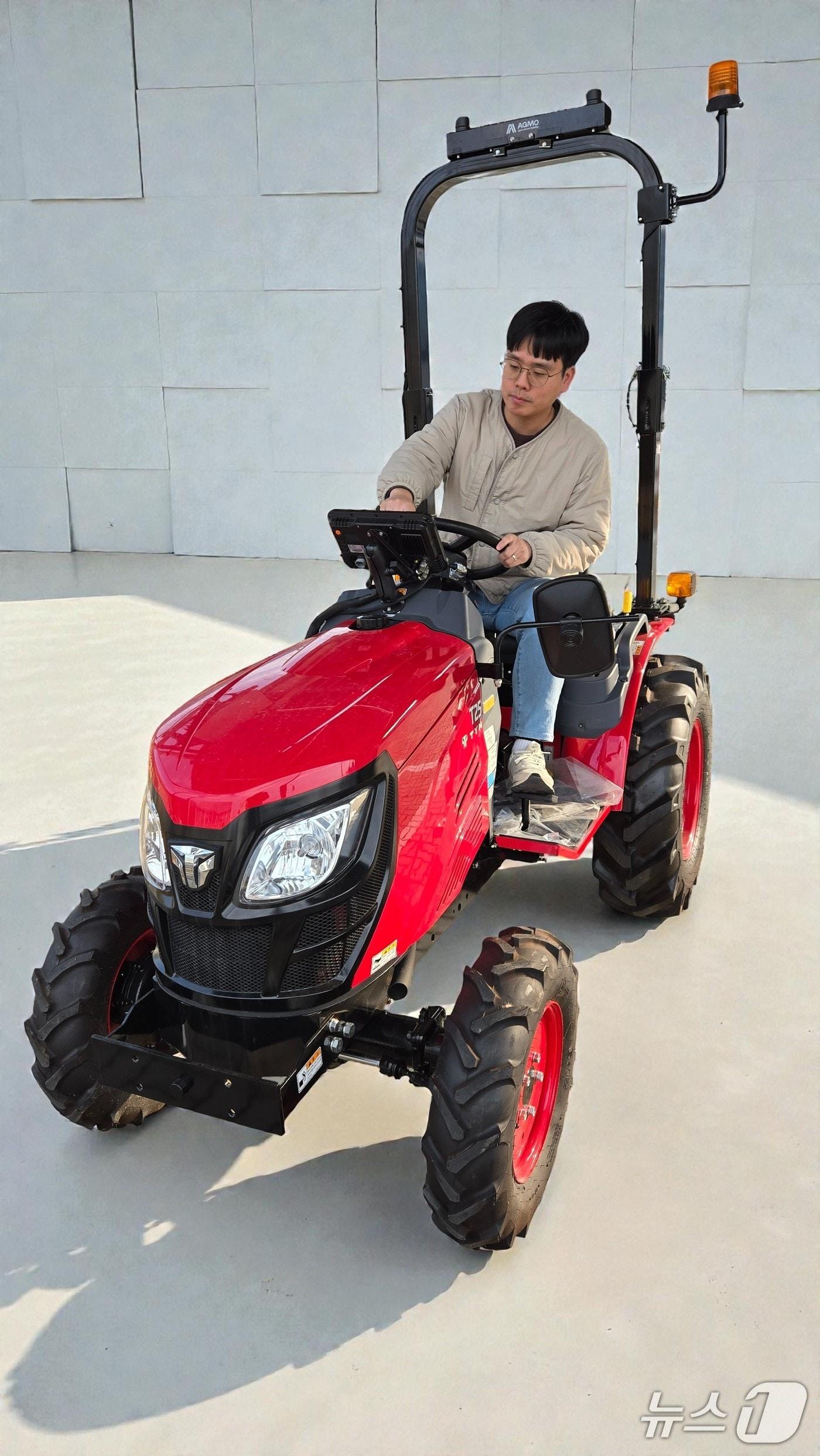 본문 이미지 - 농기계자율주행 알고리즘을 실험하는 ETRI 연구진&#40;ETRI 제공&#41; /뉴스1