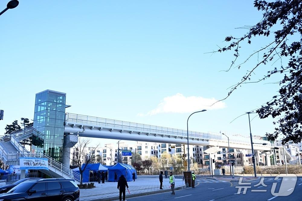 본문 이미지 - 지난 3일 개통한 파주시 ‘운정신도시~야당동 간 보도육교&#39;. &#40;파주시 제공, 재판매 및 DB금지&#41;