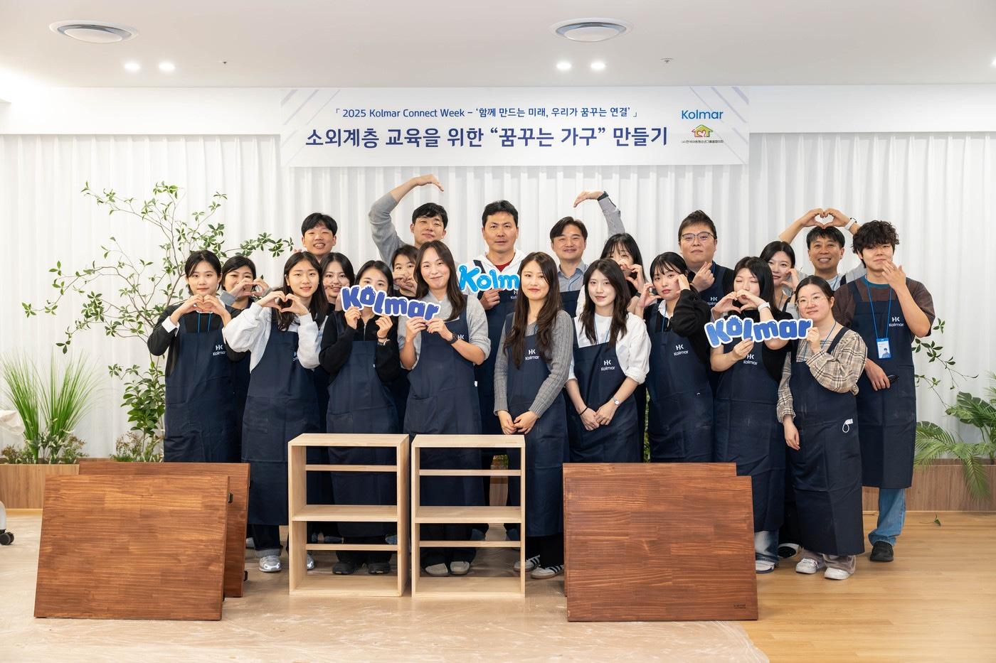 윤상현 콜마그룹 부회장&#40;가운데&#41;과 임직원이 2025 콜마 커넥트 위크 행사에서 꿈꾸는 가구 만들기 프로그램에 참여했다.&#40;콜마그룹제공&#41;