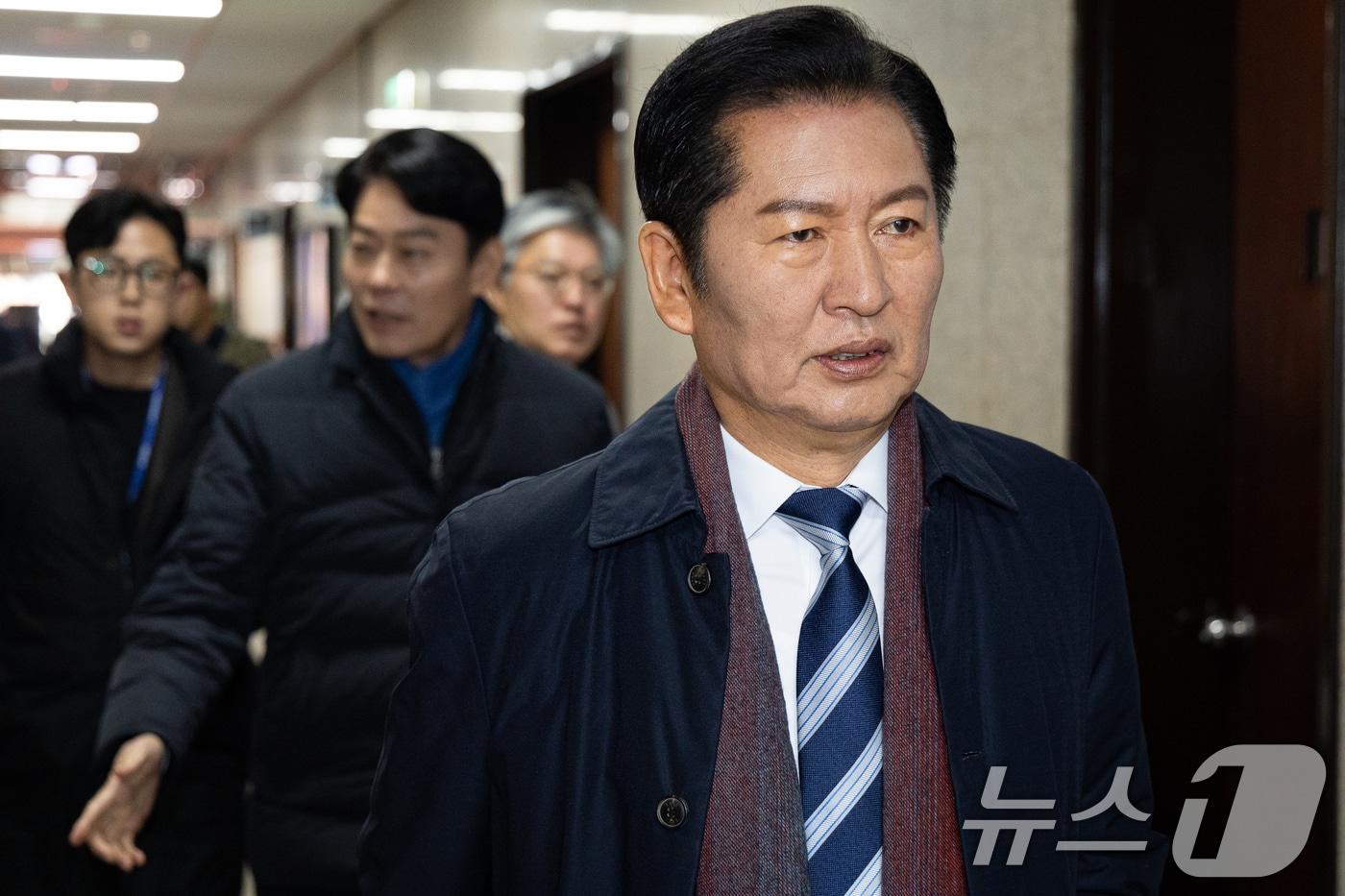 정청래 더불어민주당 대표가 4일 서울 여의도 국회에서 열린 비공개 당무위원회 참석을 위해 당대표실로 들어서고 있다. 2025.12.4/뉴스1 ⓒ News1 유승관 기자