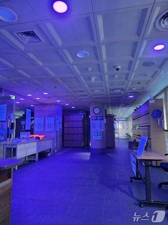 본문 이미지 - 문화체육센터 수영장 대기 공간 항균등 설치 사진.&#40;용산구 제공&#41;