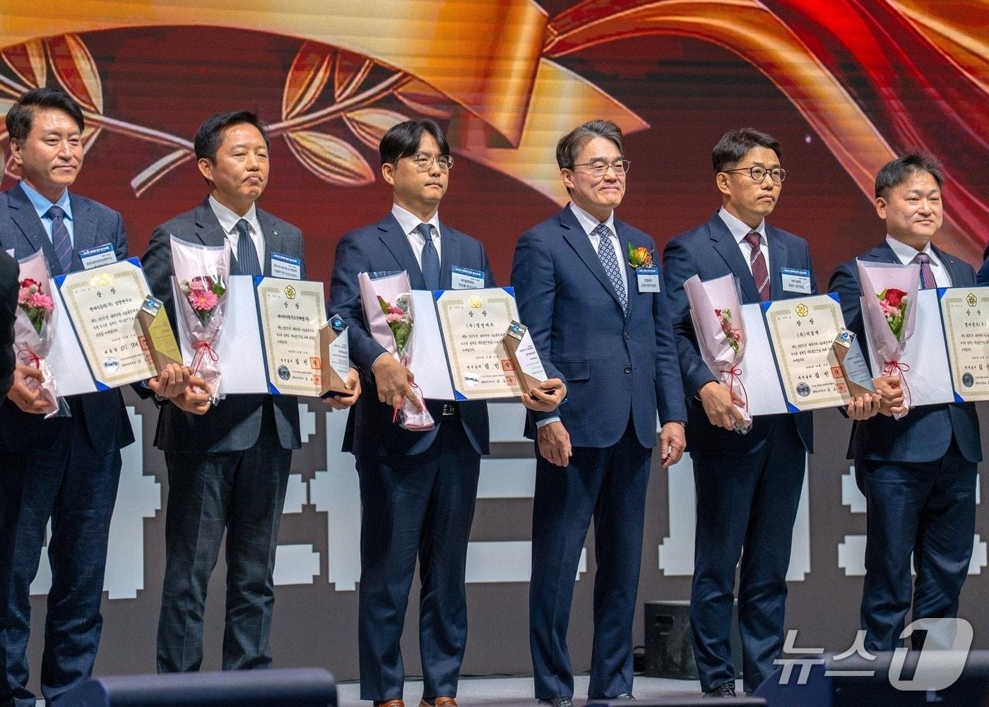 본문 이미지 - 대한민국 기술대상 시상식에서 엘앤에프 전상훈 소재개발연구소장&#40;왼쪽에서 세 번째&#41;이 수상기업과 업계 관계자 등 주요 인사들이 기념촬영을 하고 있다. &#40;엘앤에프 제공&#41;