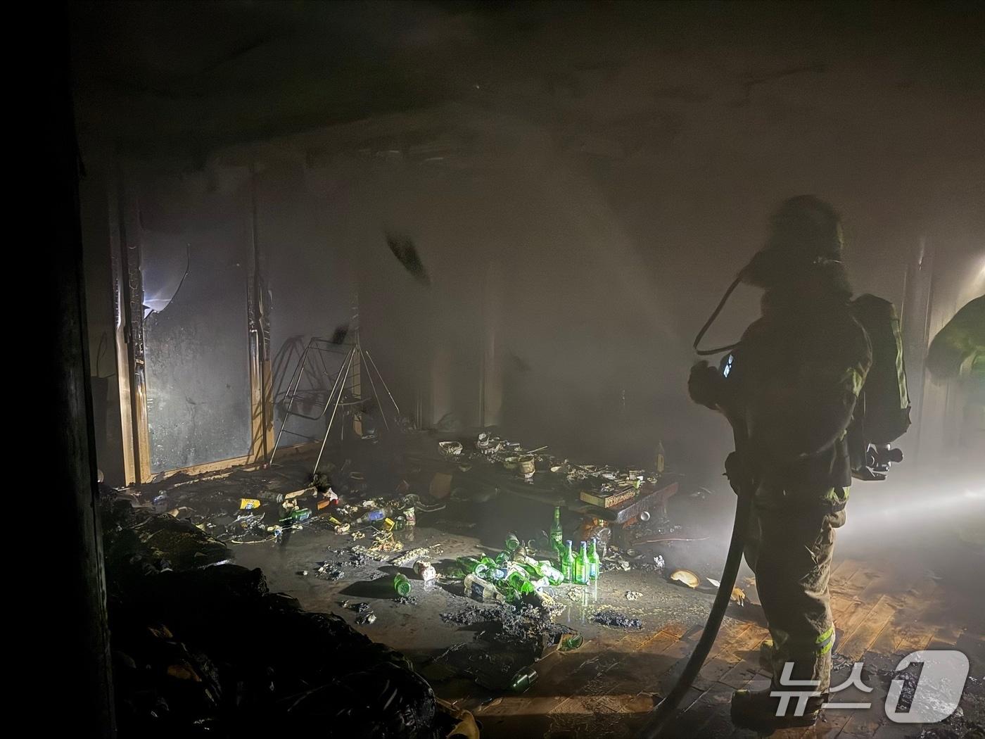 본문 이미지 - 3일 오후 부산 사하구 하단동 아파트 화재 현장.(부산소방재난본부 제공. 재판매 및 DB 금지)