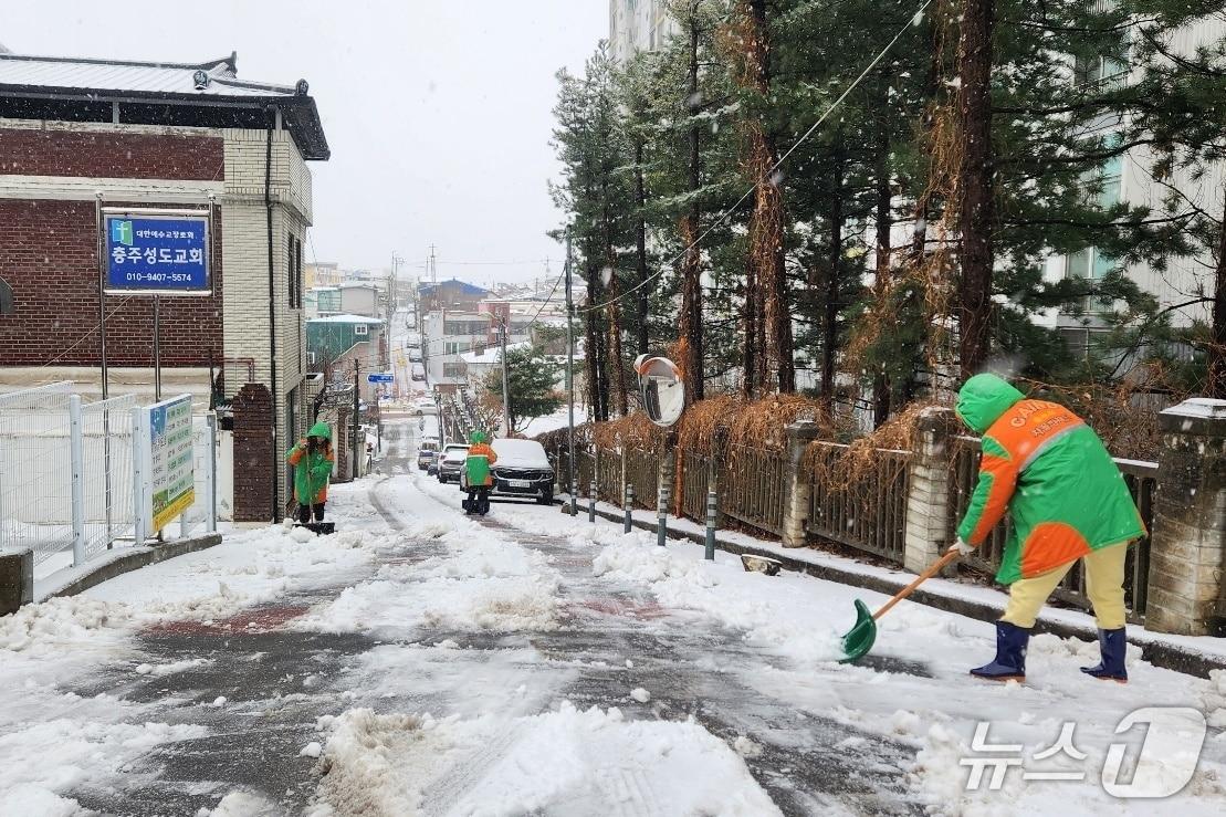 본문 이미지 -  충주시 제설작업.&#40;충주시 제공. 재판매 및 DB금지&#41;/뉴스1
