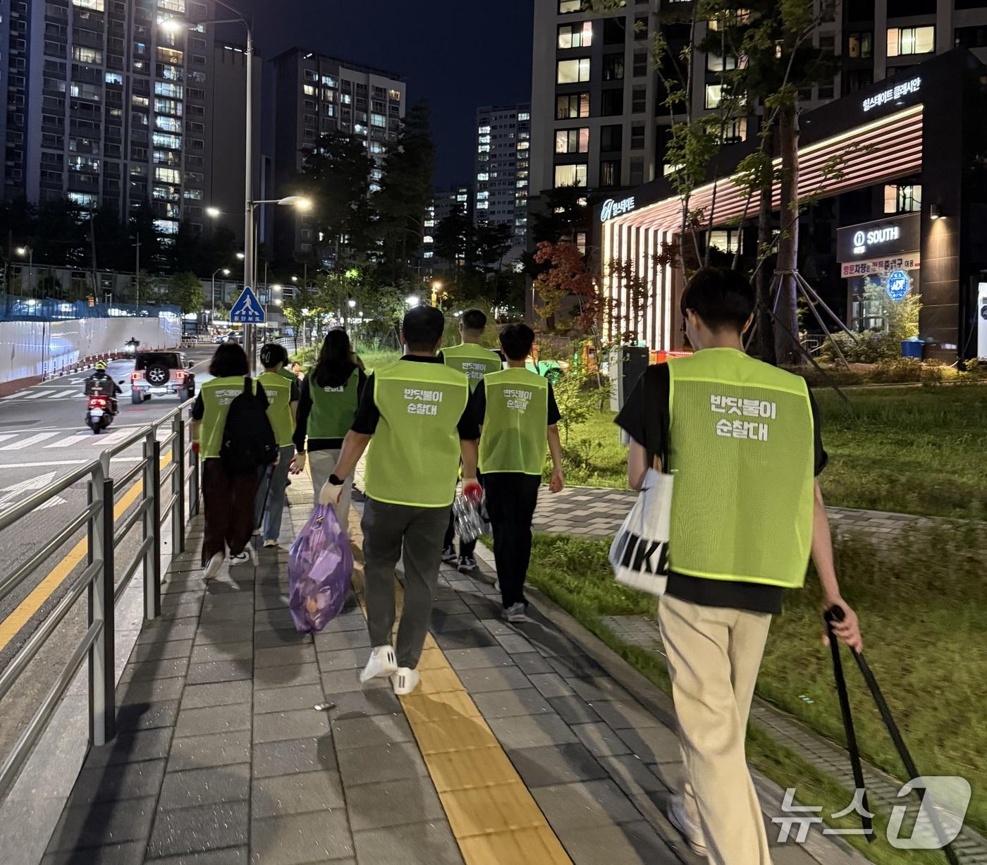 본문 이미지 - 반딧불이 순찰대 활동을 하고 있는 청년들.&#40;영등포구 제공&#41;