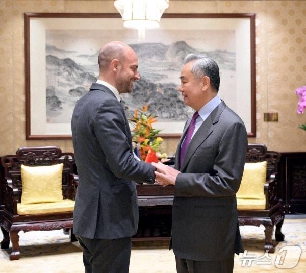 본문 이미지 - 왕이 중국 외교부장과 장 노엘 바로 프랑스 외무장관이 3일 베이징에서 회담했다. &#40;중국 외교부 홈페이지&#41;