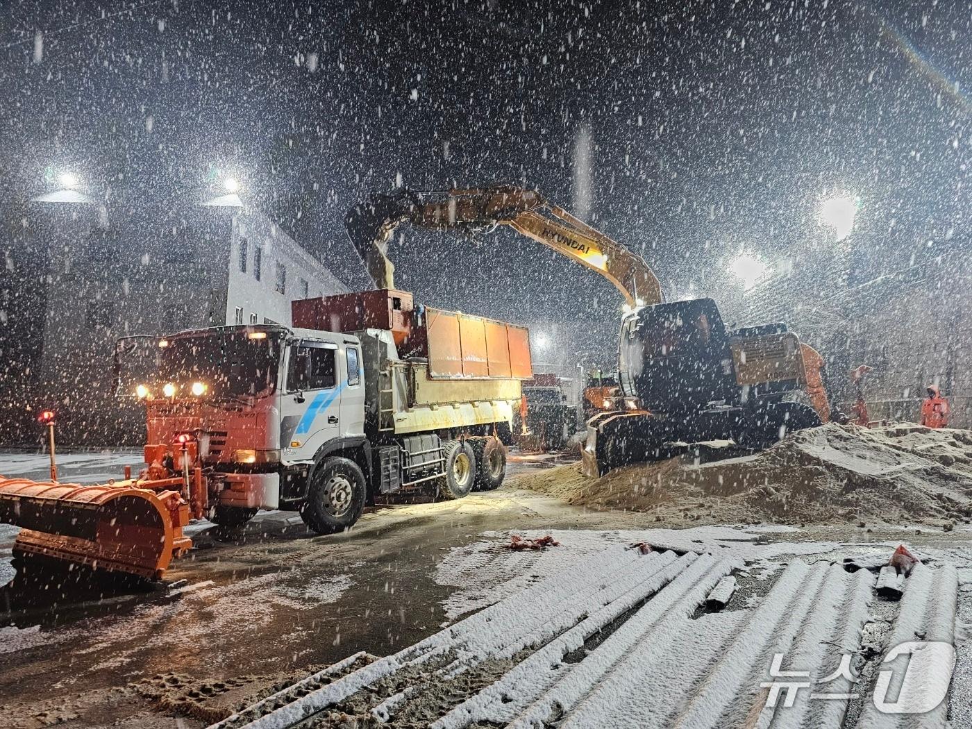 본문 이미지 - 제설작업 모습.&#40;전남도 제공. 재판매 및 DB금지&#41; 2025.12.4/뉴스1