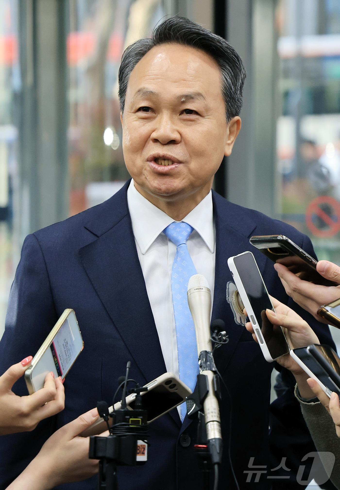 본문 이미지 - 신한금융지주 차기 회장 후보인 진옥동 현 신한금융지주 회장이 4일 오전 서울 중구 신한금융지주 본사에서 열린 개별 최종 면접에 참석해 취재진 질문에 답변하고 있다. 2025.12.4/뉴스1 ⓒ News1 김진환 기자