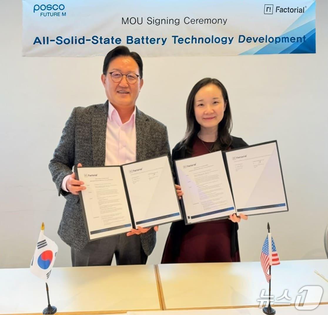 본문 이미지 - 지난달 25일 독일 베를린에서 열린 &#39;퓨처 배터리 포럼&#39;에서 전고체 배터리 기술개발 MOU를 체결하고 있는 홍영준 포스코퓨처엠 기술연구소장&#40;왼쪽&#41;과 시유 황&#40;Siyu Huang&#41; 팩토리얼 에너지 CEO. &#40;포스코퓨처엠 제공&#41;