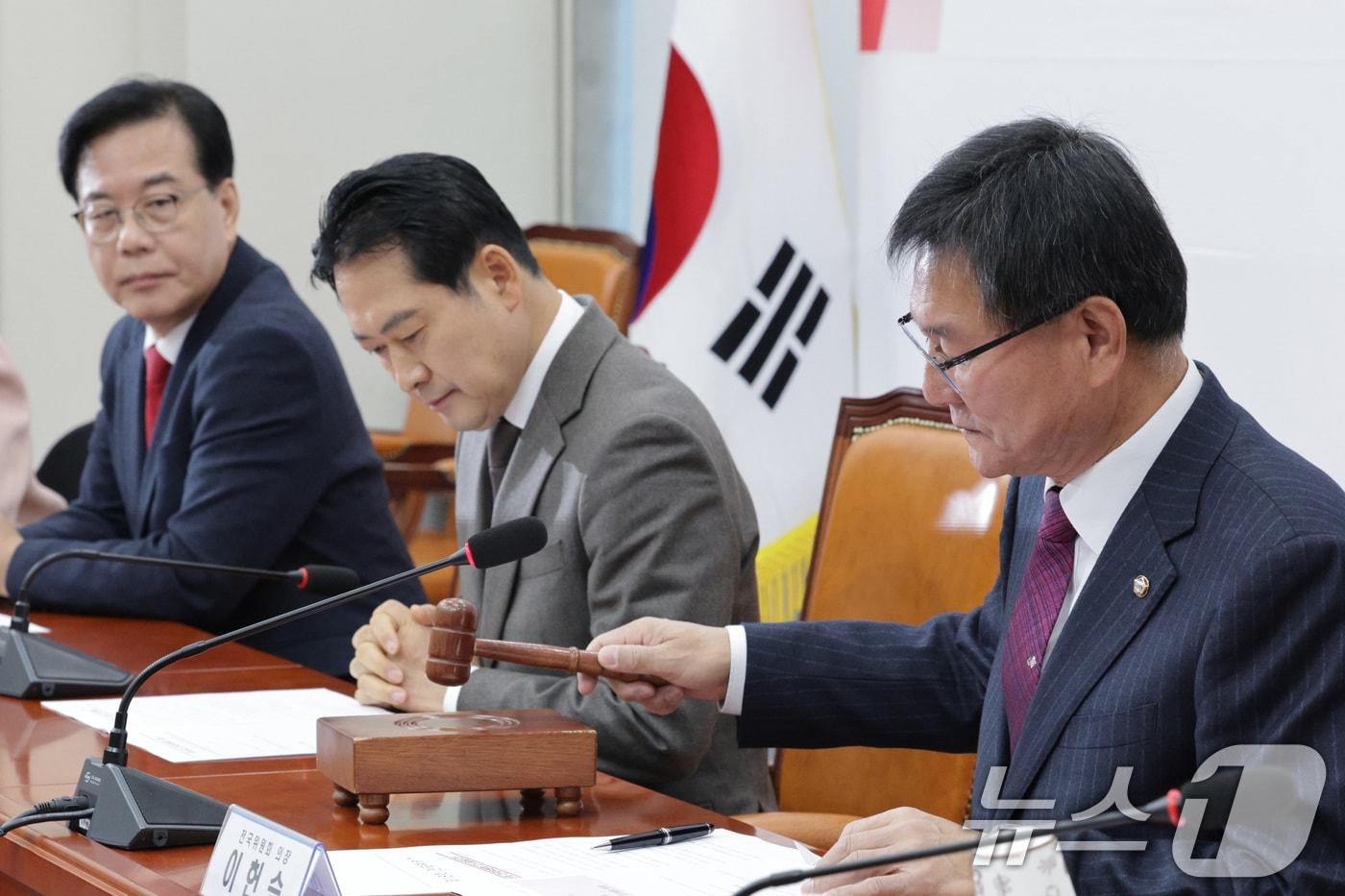 이헌승 국민의힘 전국위원회 의장이 4일 서울 여의도 국회에서 열린 전국위원회에서 의사봉을 두드리고 있다. 2025.12.4/뉴스1 ⓒ News1 신웅수 기자