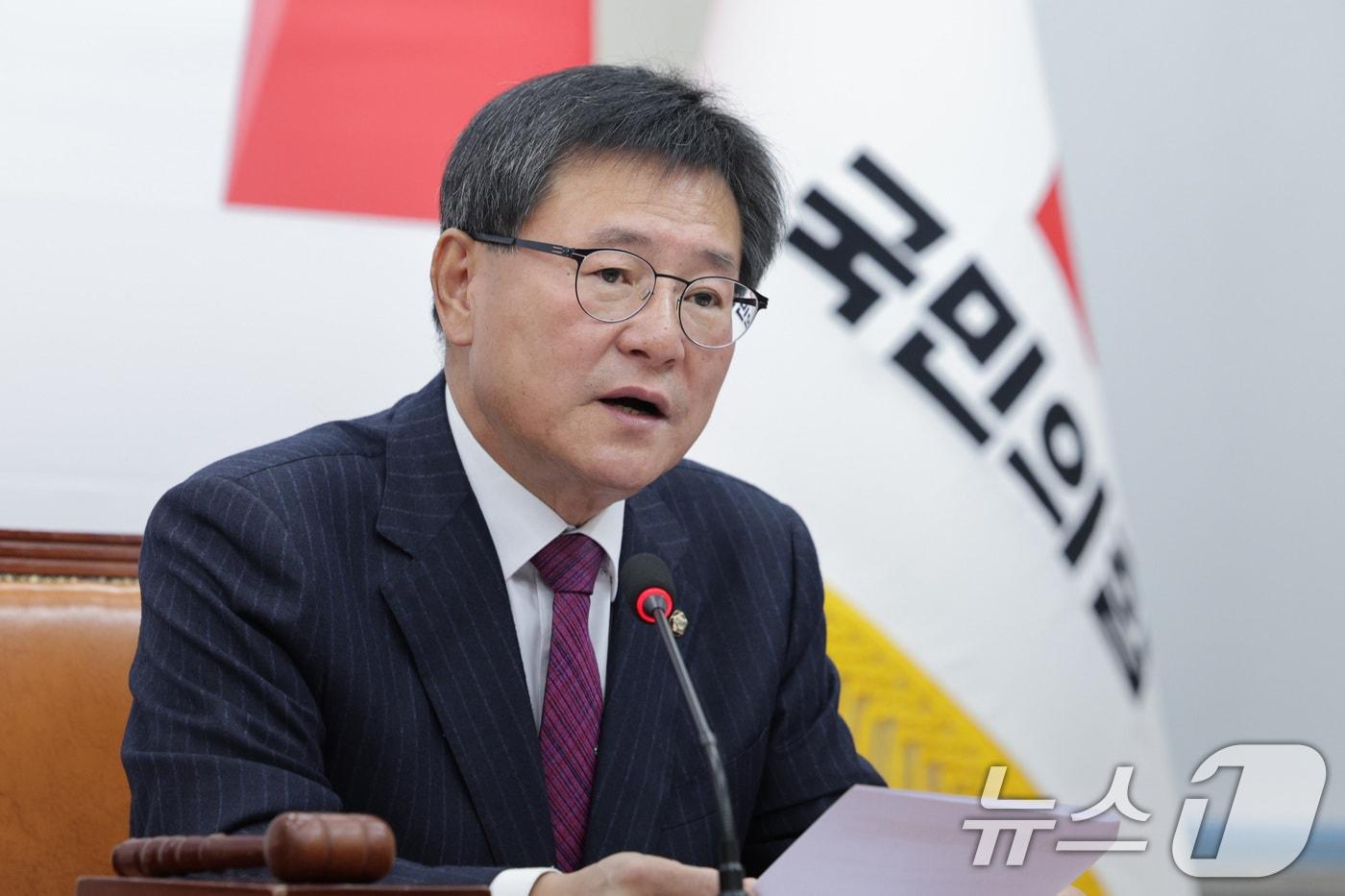 본문 이미지 - 이헌승 국민의힘 전국위원회 의장이 4일 서울 여의도 국회에서 열린 전국위원회에서 발언하고 있다. 2025.12.4 ⓒ 뉴스1 신웅수 기자