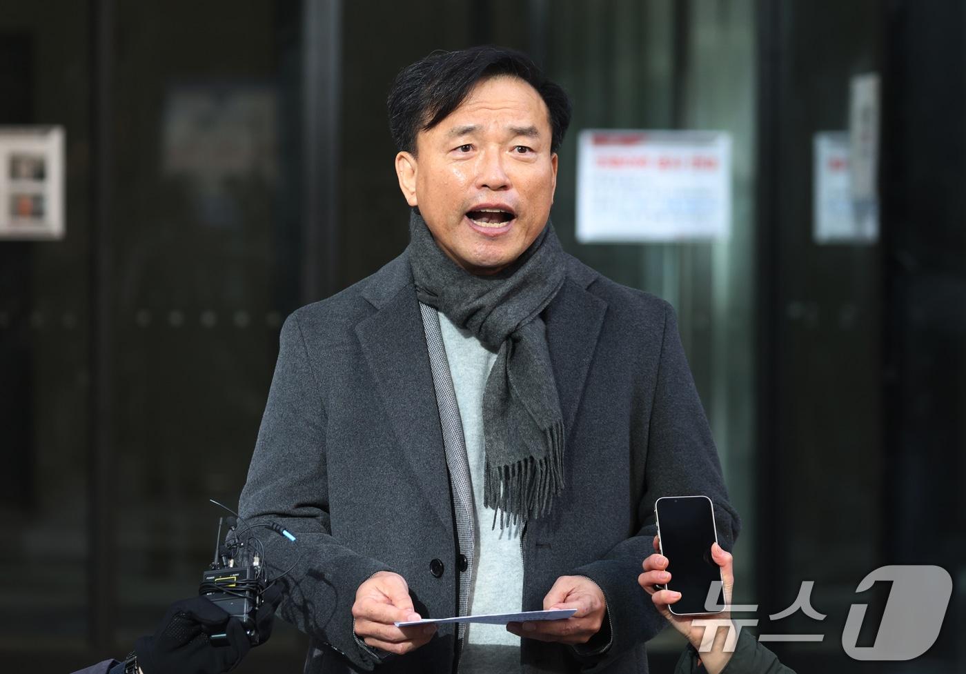 초대 방송미디어통신위원회 위원장 후보인 김종철 연세대 법학전문대학원 교수가 4일 오전 경기도 과천시 정부과천청사 인근 청문회 준비 사무실로 출근하며 발언하고 있다. 2025.12.4/뉴스1 ⓒ News1 김명섭 기자