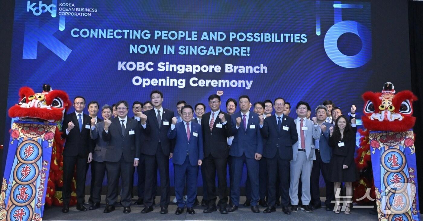 한국해양진흥공사 싱가포르 지사 개소식 이후 주요 참석 내빈들이 기념촬영하고 있다. (해진공 제공. 재판매 및 DB금지)