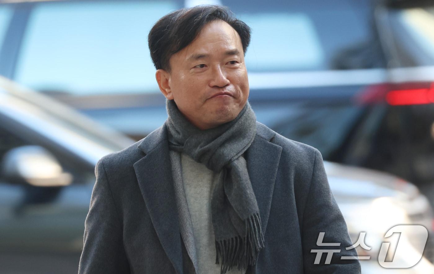 초대 방송미디어통신위원회 위원장 후보인 김종철 연세대 법학전문대학원 교수가 4일 오전 경기도 과천시 정부과천청사 인근 청문회 준비 사무실로 출근하고 있다. 2025.12.4/뉴스1 ⓒ News1 김명섭 기자