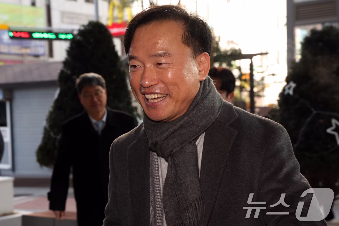 초대 방송미디어통신위원회 위원장 후보인 김종철 연세대 법학전문대학원 교수가 지난 4일 오전 경기도 과천시 정부과천청사 인근 청문회 준비 사무실로 출근하고 있다. 2025.12.4/뉴스1 ⓒ News1 김명섭 기자