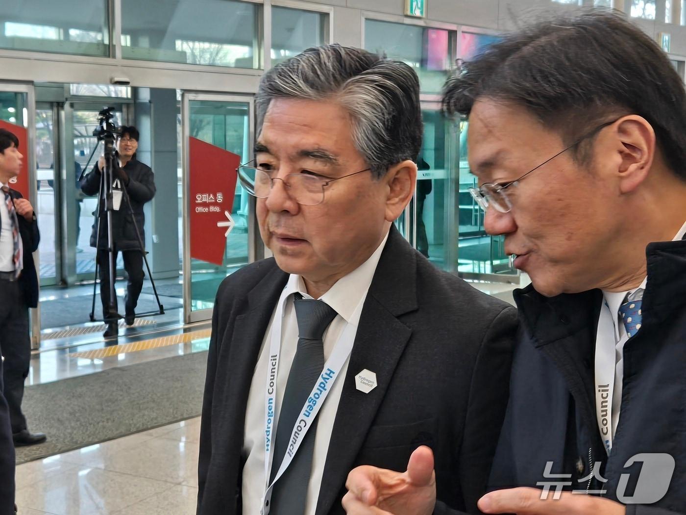 본문 이미지 - 장재훈 현대자동차그룹 부회장&#40;왼쪽&#41;이 4일 경기 고양 킨텍스에서 열린 수소 산업 전시회 &#39;월드 하이드로젠 엑스포&#40;WHE&#41; 2025&#39; 개막식에 참석하는 모습. 2025.12.04/뉴스1 김성식 기자