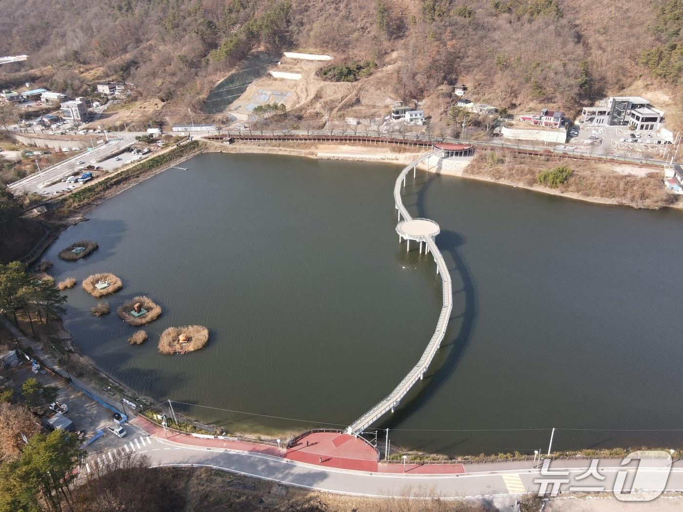 본문 이미지 - 옥천군 교동호수 수상 보행교 &#40;옥천군 제공. 재판매 및 DB금지&#41; /뉴스1