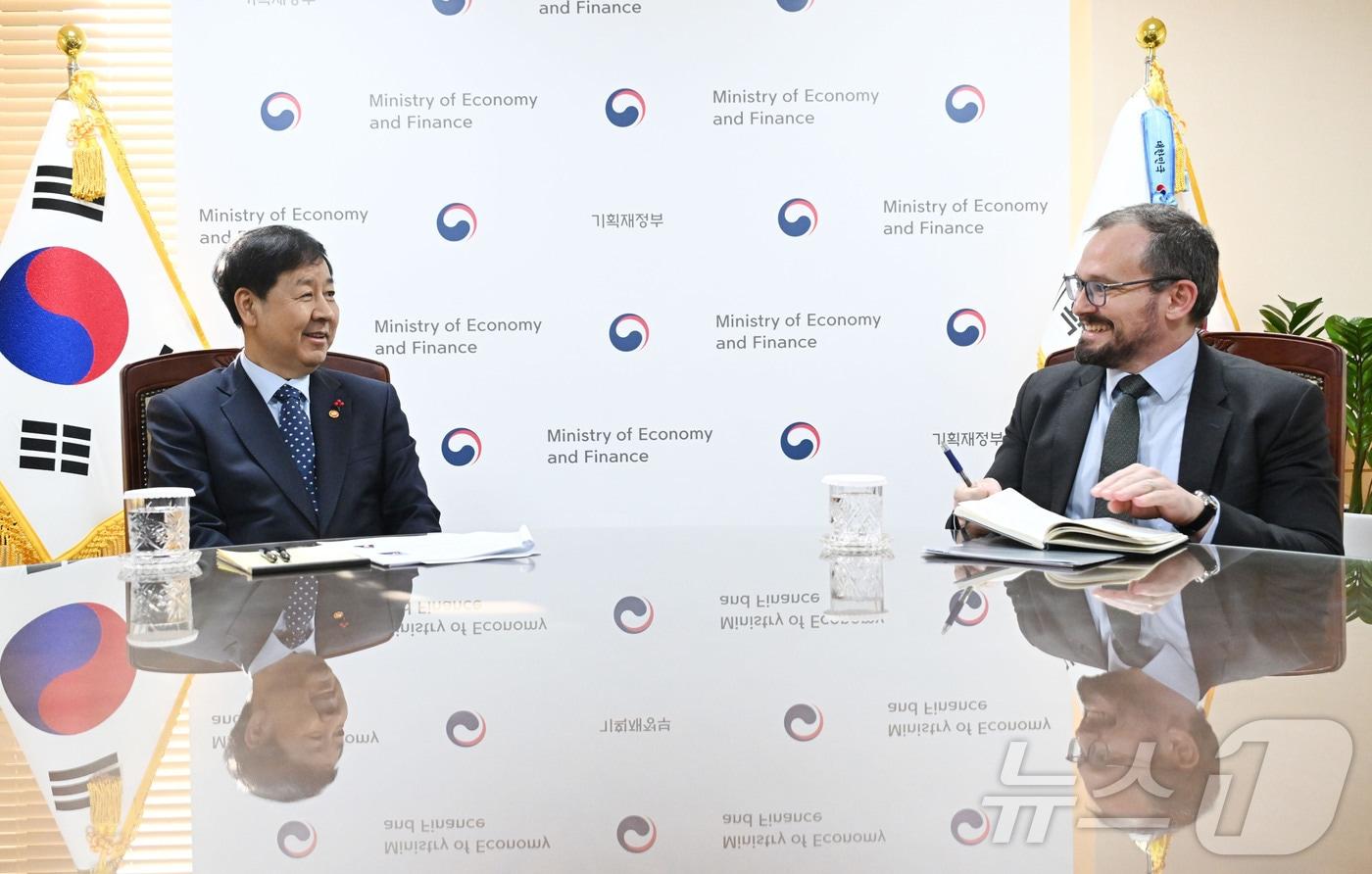 본문 이미지 - 구윤철 부총리 겸 기획재정부 장관이 4일 오후 서울 종로구 정부서울청사에서 제레미 주크 국제신용평가사 피치(Fitch) 아태지역 국가신용등급 담당 이사와 면담을 하고 있다. (기획재정부 제공. 재판매 및 DB 금지) 2025.12.4/뉴스1