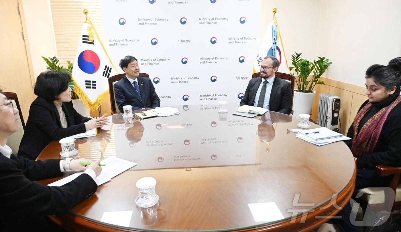 본문 이미지 - 구윤철 부총리 겸 기획재정부 장관이 지난해 12월 4일 오후 서울 종로구 정부서울청사에서 제레미 주크 국제신용평가사 피치(Fitch) 아태지역 국가신용등급 담당 이사, 사가리카 찬드라 아태지역 국가신용등급 담당 이사와 면담을 하고 있다. (기획재정부 제공. 재판매 및 DB 금지) 2025.12.4/뉴스1