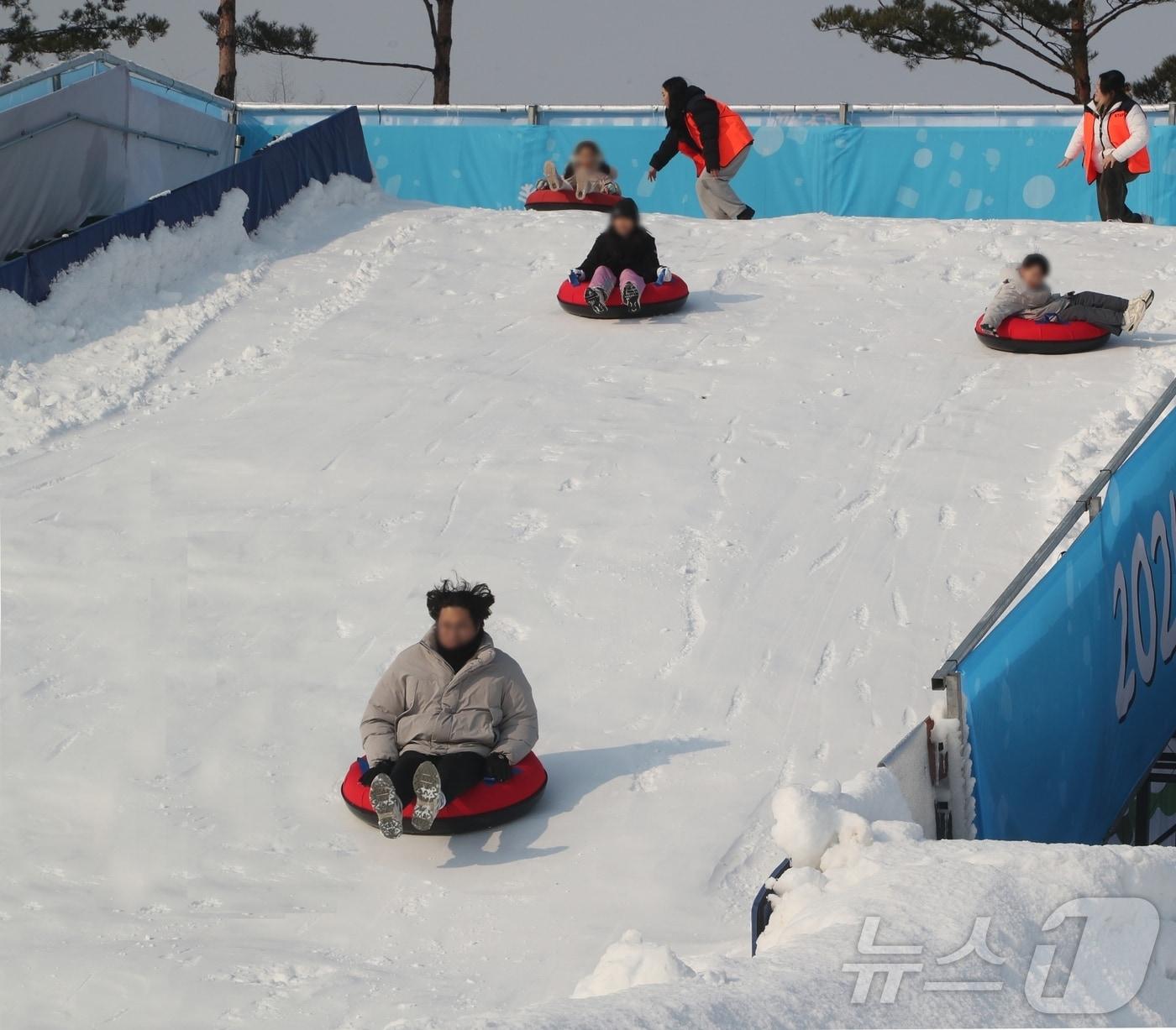 본문 이미지 - 청주시 생명누리공원 눈썰매장.&#40;시 제공&#41;/뉴스1