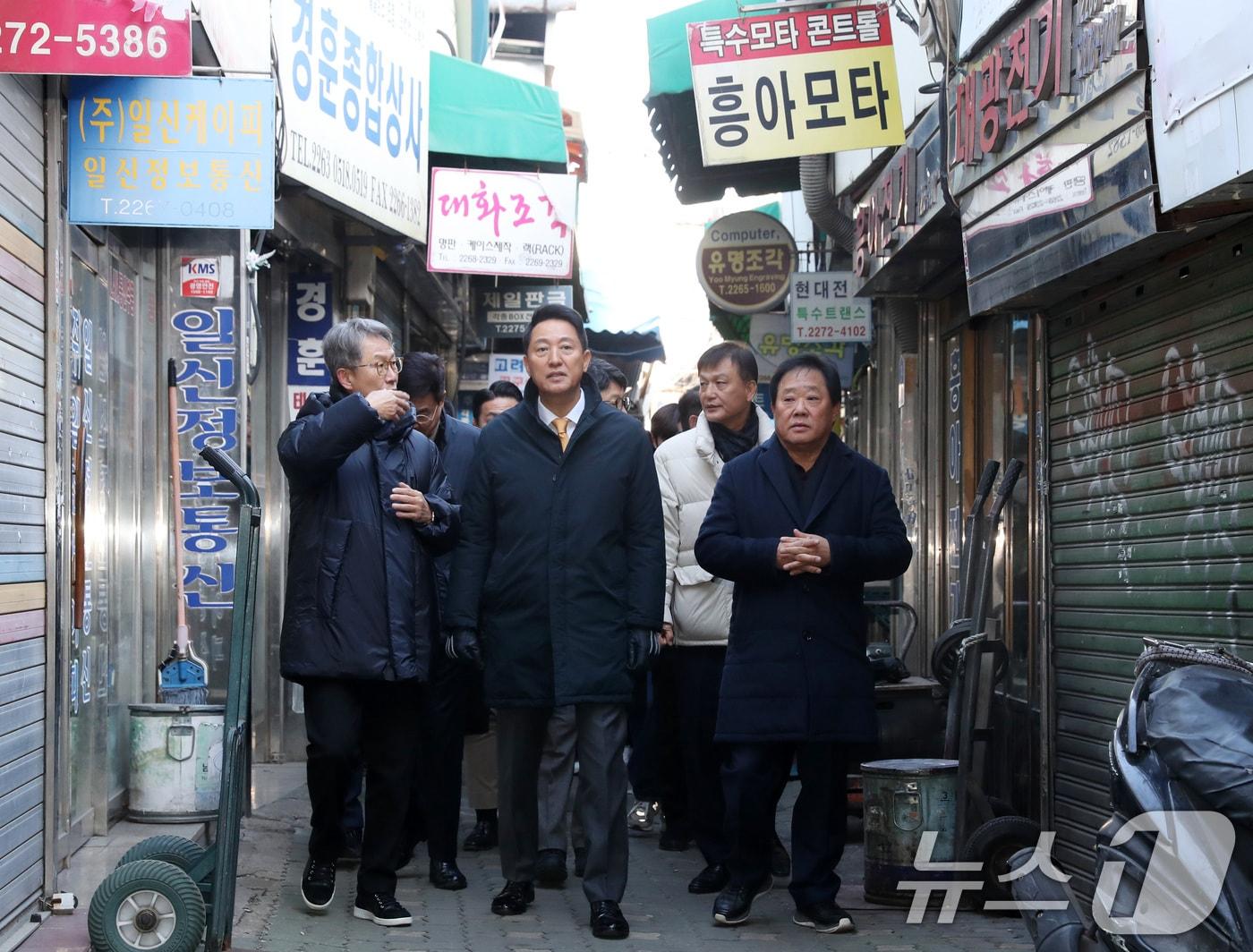 본문 이미지 - 오세훈 서울시장이 4일 오전 서울 종로구 세운지구 일대를 찾아 둘러보고 있다. (공동취재) 2025.12.4/뉴스1 ⓒ News1 구윤성 기자