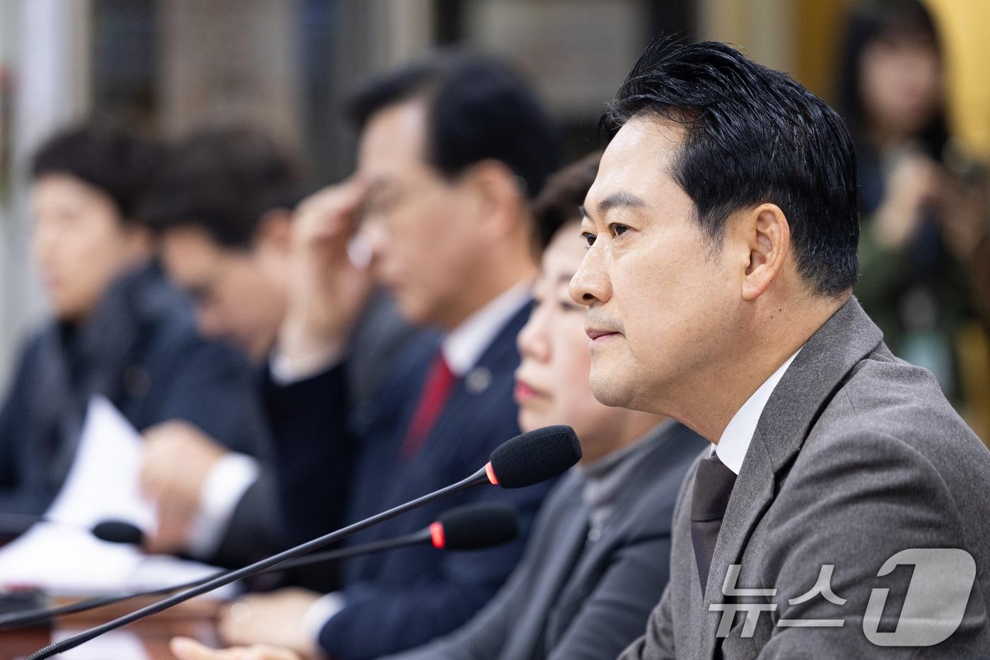 장동혁 국민의힘 대표가 지난 4일 서울 여의도 국회 의원회관에서 열린 특별재판부 설치 및 법왜곡죄 신설의 위헌성 긴급세미나에서 인사말을 하고 있다. 2025.12.4/뉴스1 ⓒ News1 유승관 기자