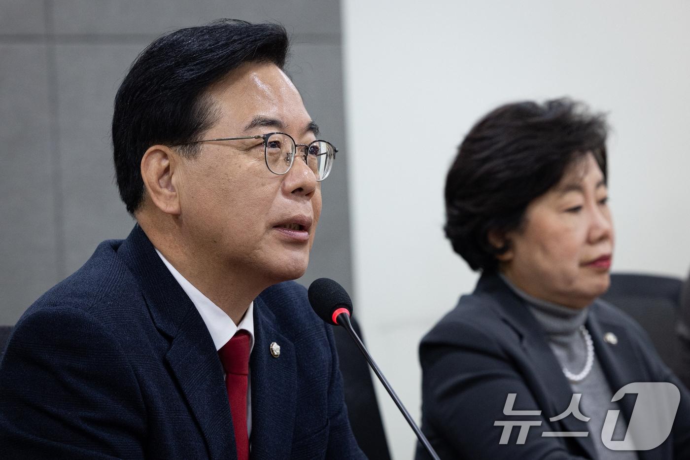 송언석 국민의힘 원내대표가 4일 서울 여의도 국회 의원회관에서 열린 특별재판부 설치 및 법왜곡죄 신설의 위헌성 긴급세미나에서 인사말을 하고 있다. 2025.12.4/뉴스1 ⓒ News1 유승관 기자