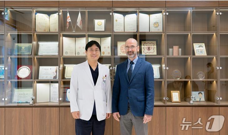 본문 이미지 - 아인병원 이진욱 갑상선암센터장과 스페인 호세 교수가 수술 후 기념사진을 찍고 있다. &#40;아인병원 제공.재판매 및 DB금지&#41;