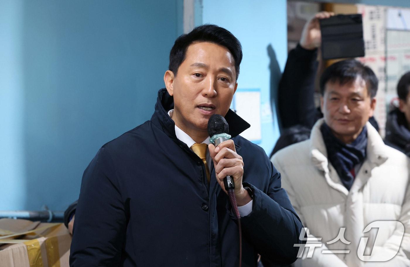 오세훈 서울시장이 4일 오전 세운지구 재개발 서울 종로구 세운상가에서 열린 세운지구 초고층 재개발 관련 주민간담회에서 발언하고 있다. 2025.12.4/뉴스1 ⓒ News1 구윤성 기자