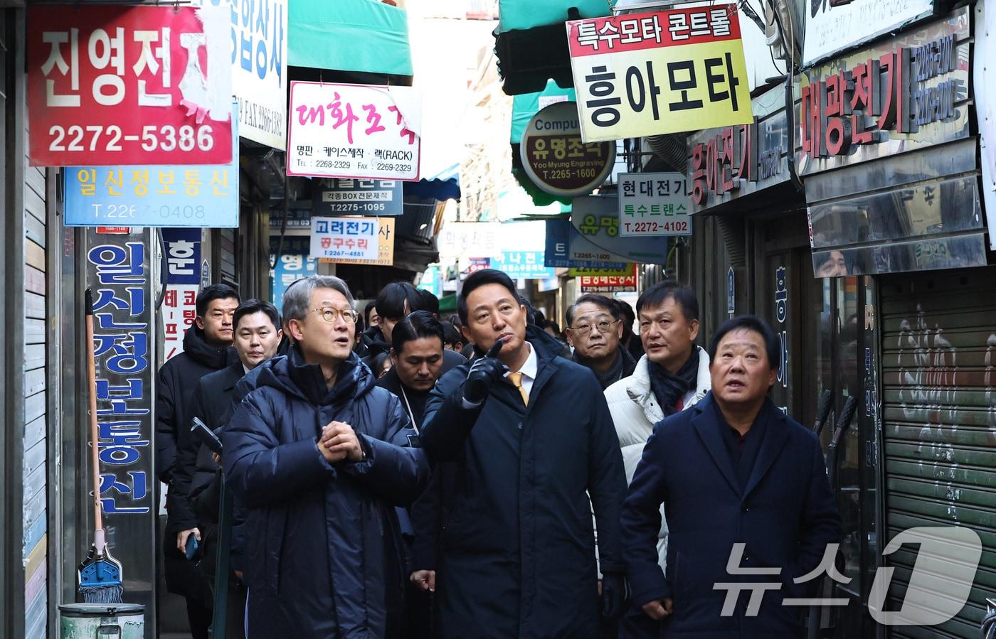 오세훈 서울시장이 4일 오전 서울 종로구 세운지구 일대를 찾아 둘러보고 있다. &#40;공동취재&#41; 2025.12.4/뉴스1 ⓒ News1 구윤성 기자