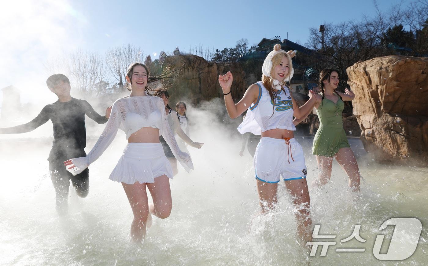 4일 경기 용인시 처인구 캐리비안 베이에서 모델들이 에버랜드 인기 동물인 카피바라 캐릭터로 꾸며진 편백나무&#40;히노끼&#41; 노천탕, 핀란드식 원통 사우나 등 북유럽 감성의 &#39;윈터 스파 캐비&#39;를 즐기고 있다.  2025.12.4/뉴스1 ⓒ News1 김영운 기자