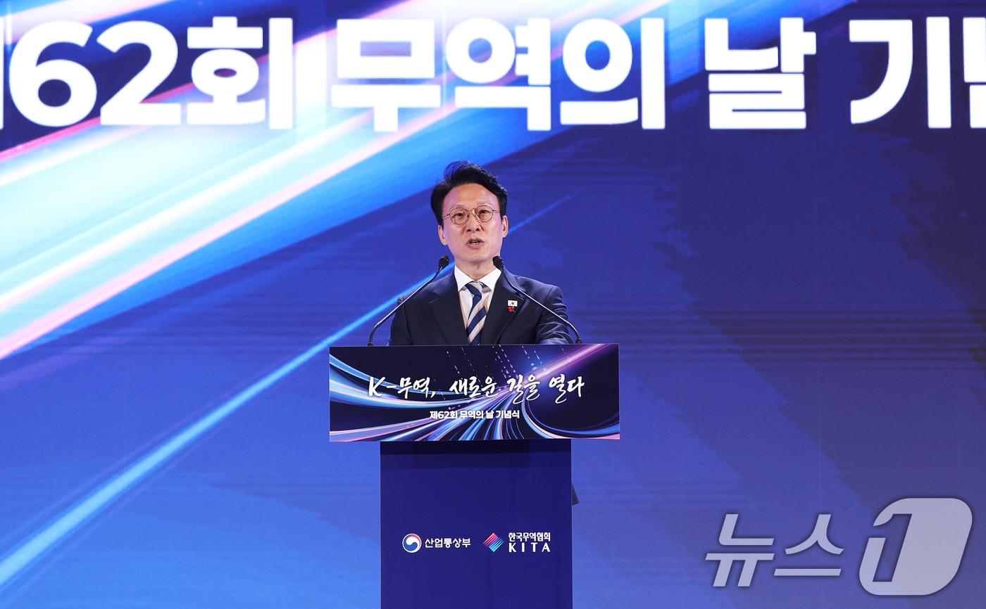 김민석 국무총리가 4일 오전 서울 강남구 코엑스에서 열린 제62회 무역의 날 기념식에서 축사를 하고 있다. 2025.12.4/뉴스1 ⓒ News1 오대일 기자