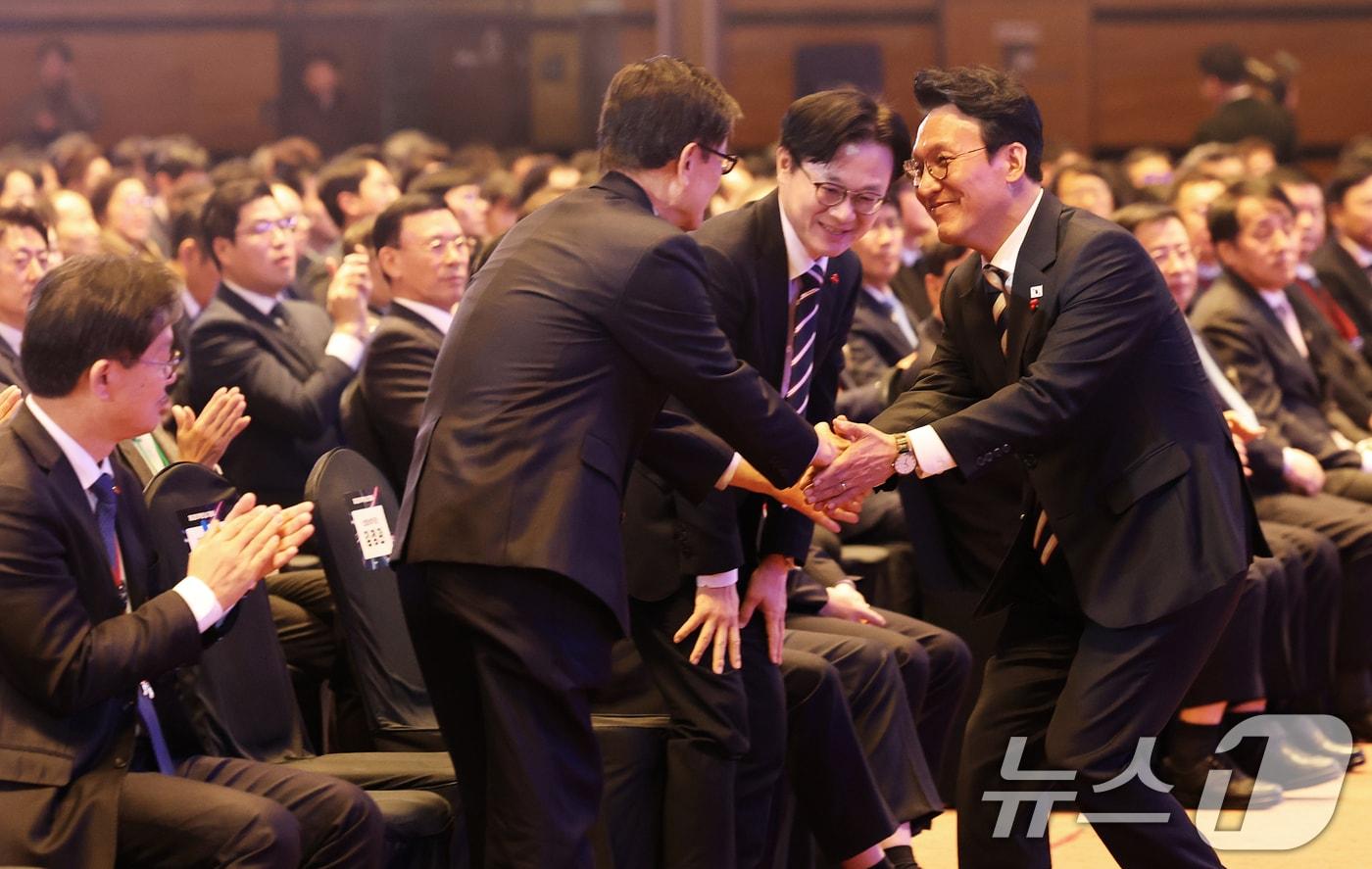 김민석 국무총리가 4일 오전 서울 강남구 코엑스에서 열린 제62회 무역의 날 기념식에서 축사를 마친 후 윤진식 무역협회장과 악수하고 있다. 2025.12.4/뉴스1 ⓒ News1 오대일 기자