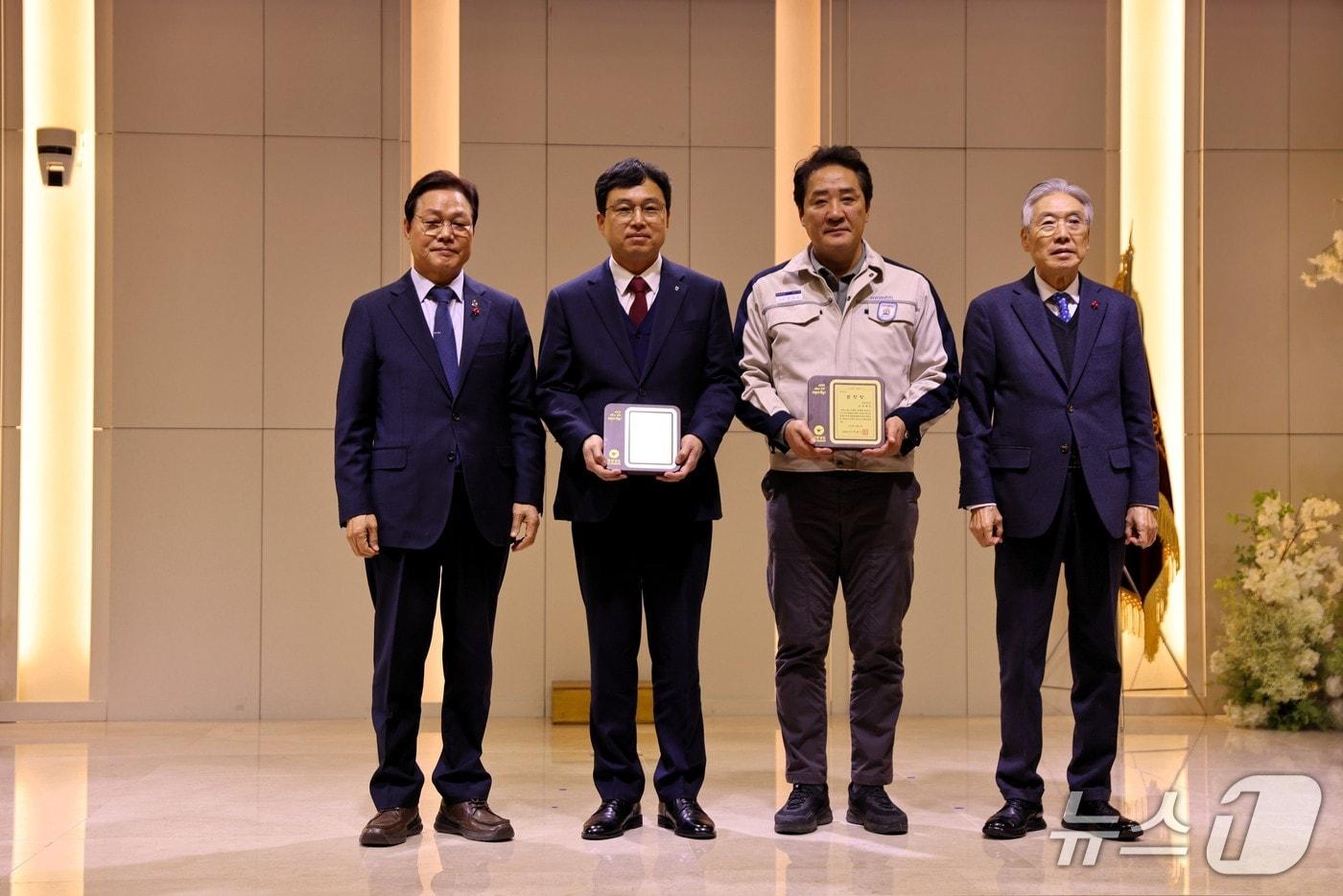 경남농협이 3일 호텔인터내셔널 창원에서 열린 경남 경영인의 날 기념신에서 경남 경영인 대상을 수상하고 있다.&#40;경남농협 제공. 재판매 및 DB금지&#41;
