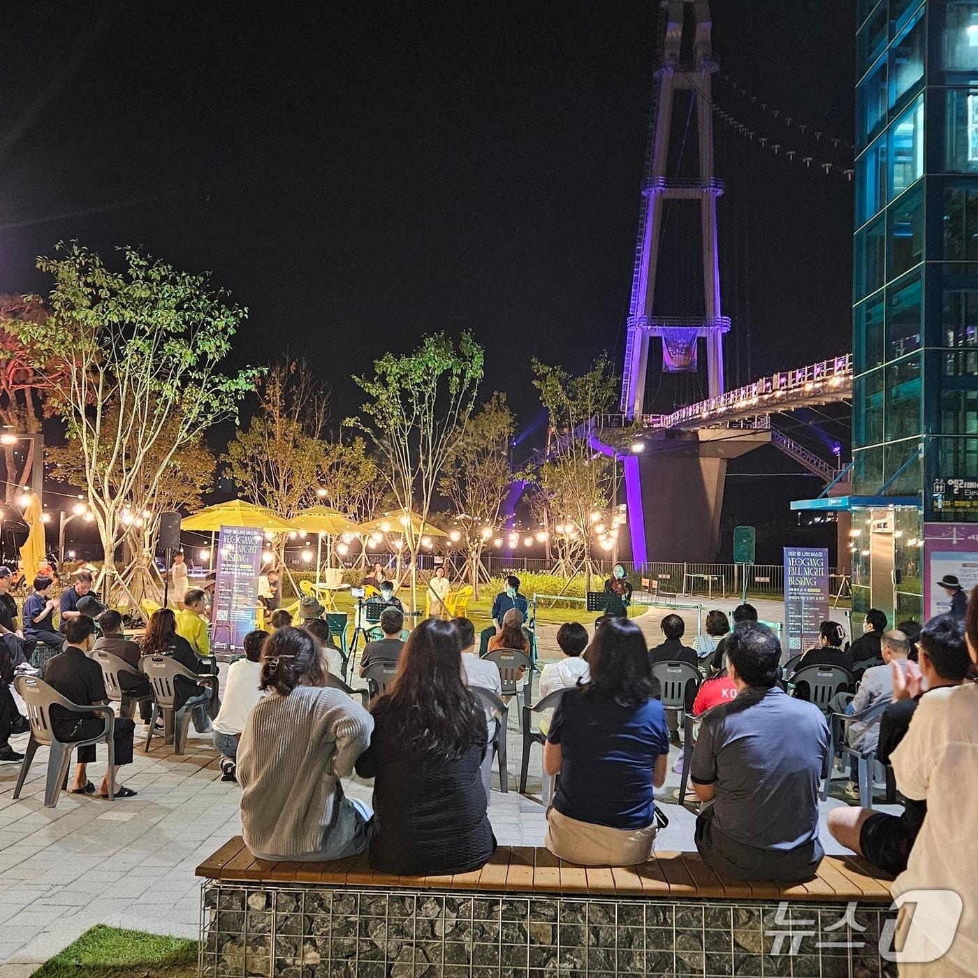 본문 이미지 -  &#39;여강 폴 나잇 버스킹&#39; 모습&#40;여주세종문화관광재단 제공. 재판매 및 DB 금지&#41;/뉴스1