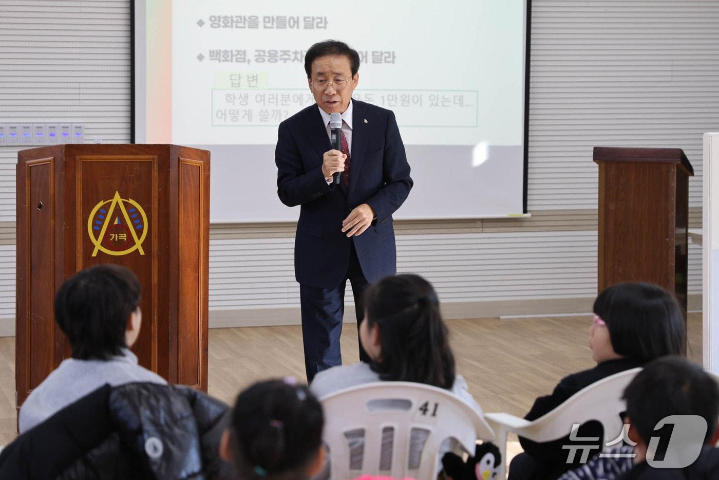  김문근 단양군수가 가곡초학생들과 만나 유쾌한 시간을 보냈다.&#40;단양군 제공. 재판매 및 DB금지&#41;./뉴스1  