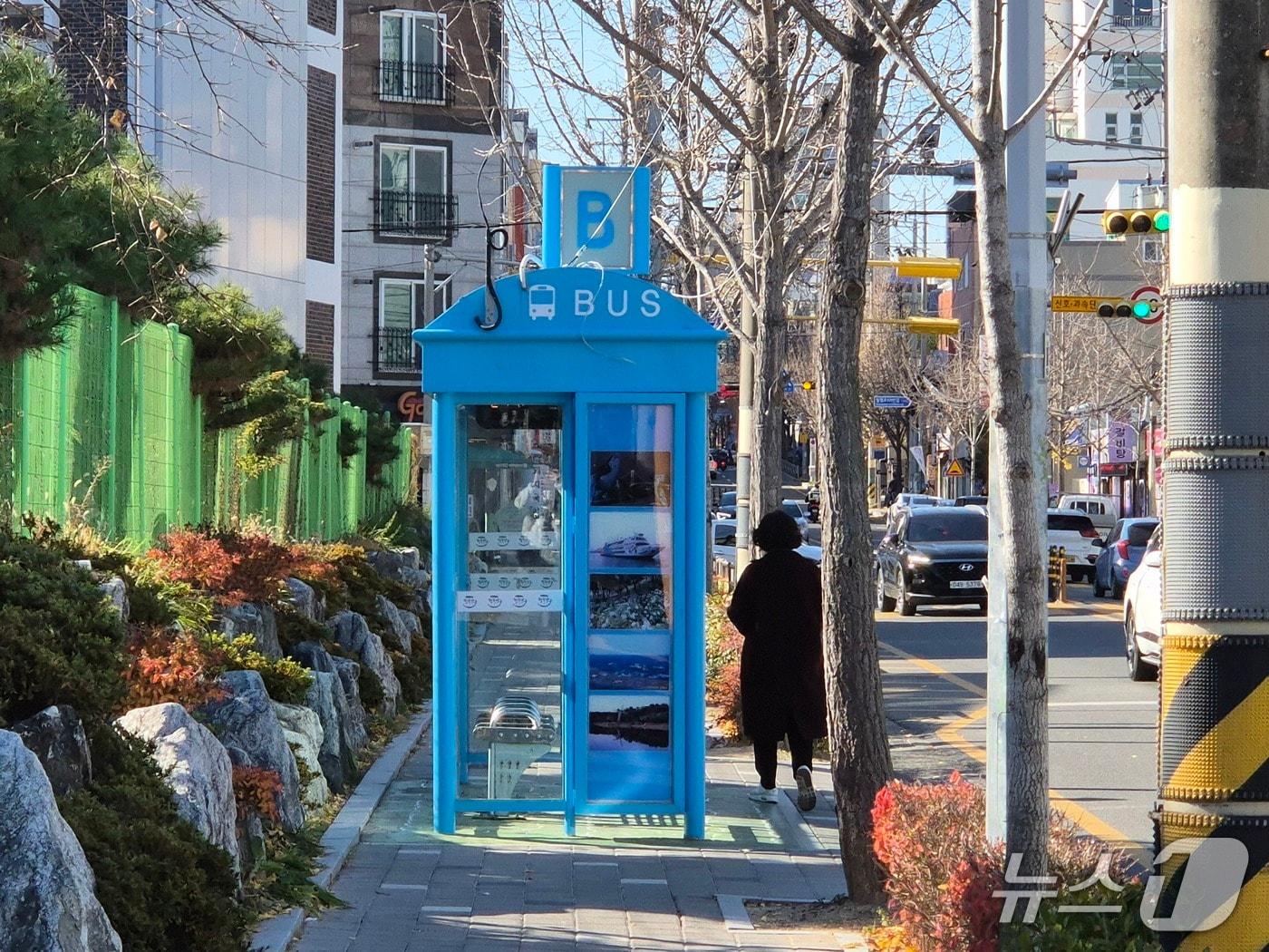본문 이미지 - 4일 오전 9시께 울산 남구 울산공고 정류장 앞쪽을 시민이 지나가고 있다.2025.12.4/뉴스1ⓒ 뉴스1 박정현 기자