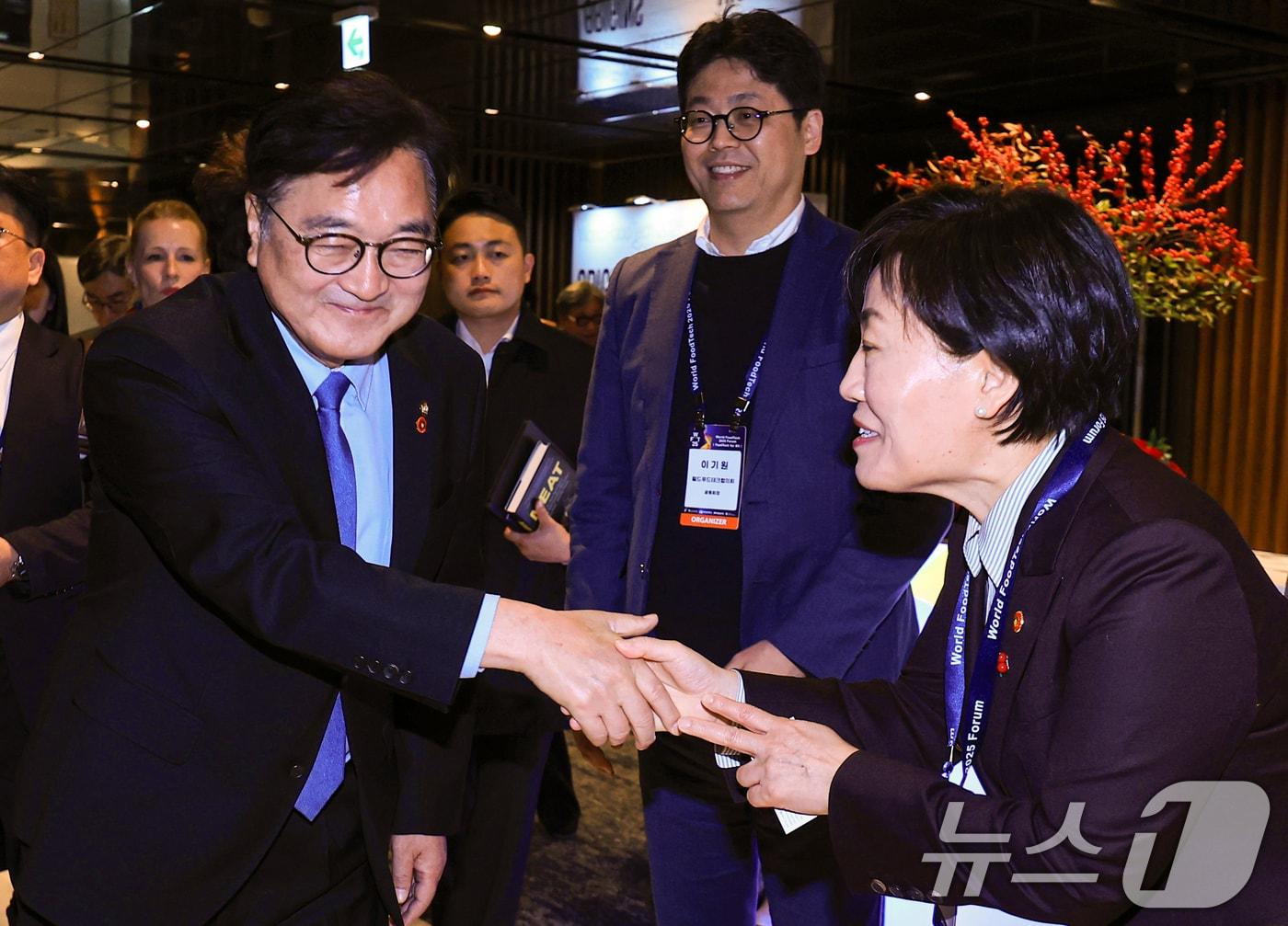 본문 이미지 - 우원식 국회의장과 송미령 농림축산식품부 장관이 4일 서울 서초구 JW메리어트호텔에서 열린 월드푸드테크 2025 포럼 개막식에서 악수하며 인사를 나누고 있다. 2025.12.4/뉴스1 ⓒ News1 이호윤 기자