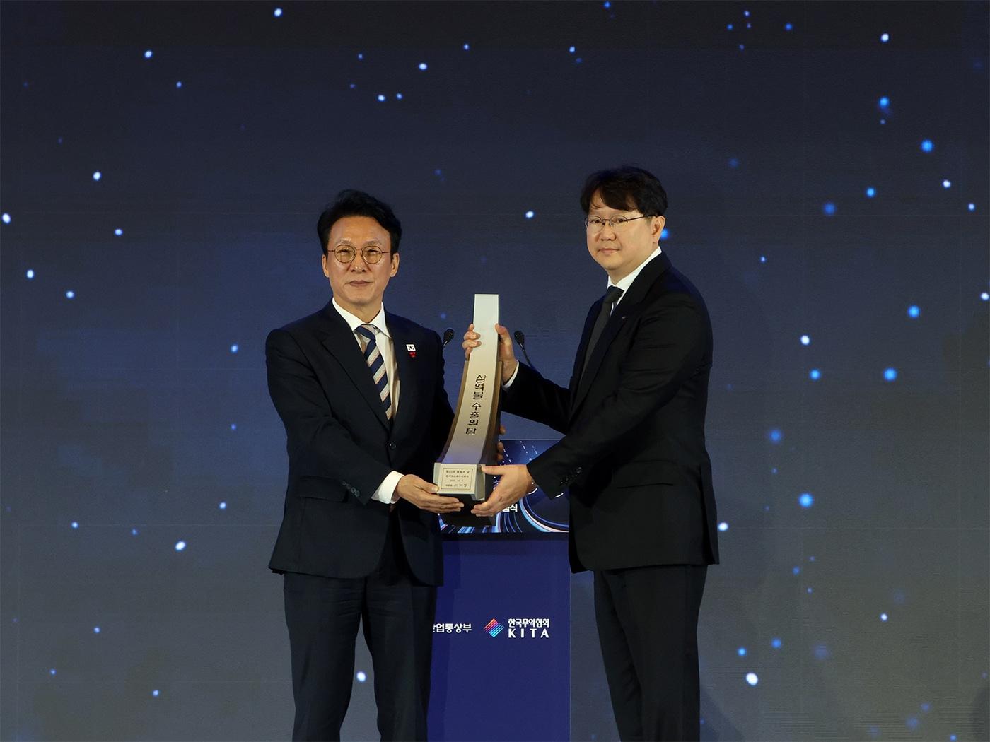 본문 이미지 - 한미반도체는 4일 제 62회 &#39;무역의 날&#39; 기념식에서 &#39;3억불 수출의 탑&#39;을 수상했다.&#40;한미반도체 제공&#41;