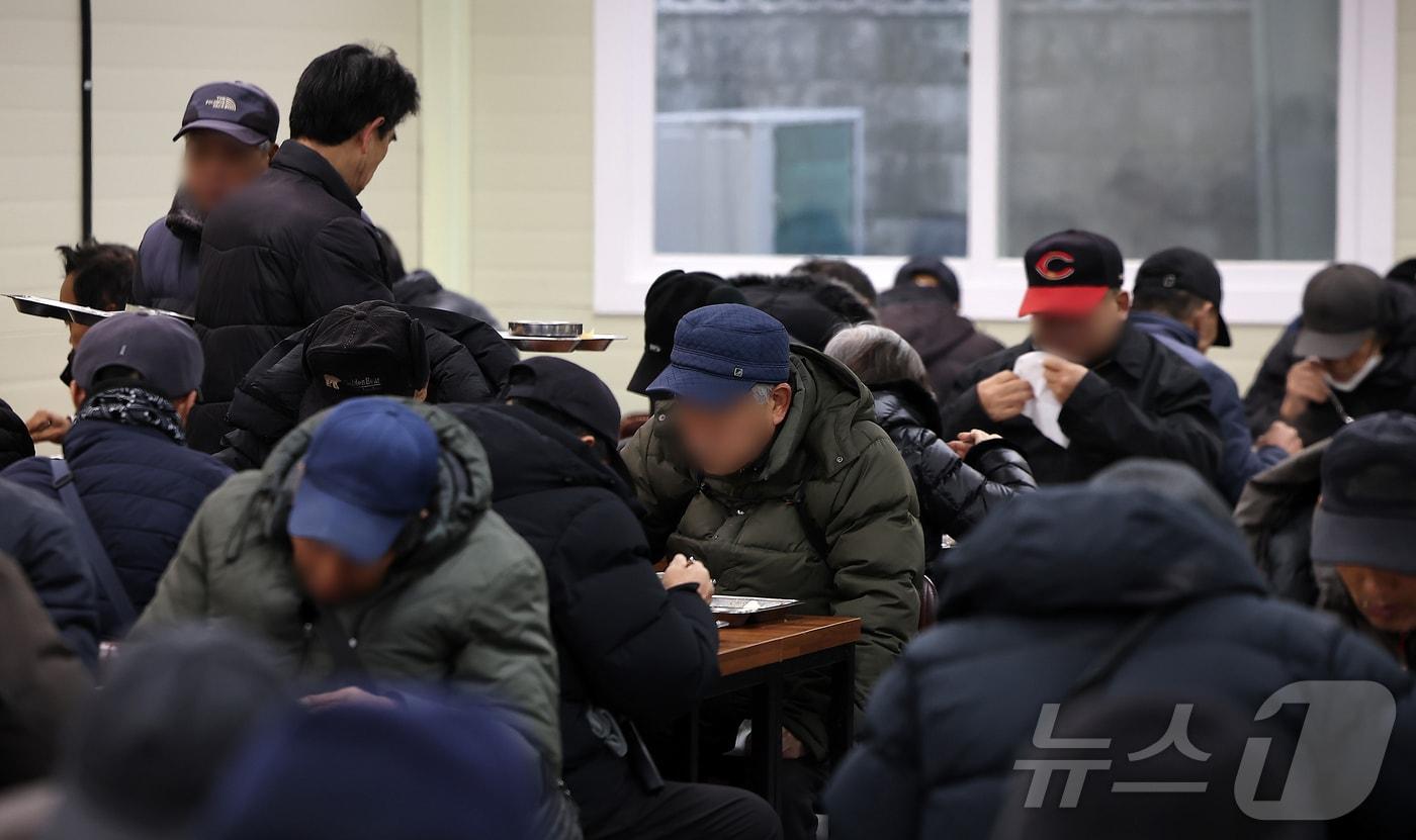서울의 최저기온이 영하 10도 가까이 떨어지며 추운 날씨를 보인 4일 서울 종로구 탑골공원 원각사 노인 무료급식소를 찾은 어르신들이 식사를 하고 있다. 2025.12.4/뉴스1 ⓒ News1 김진환 기자