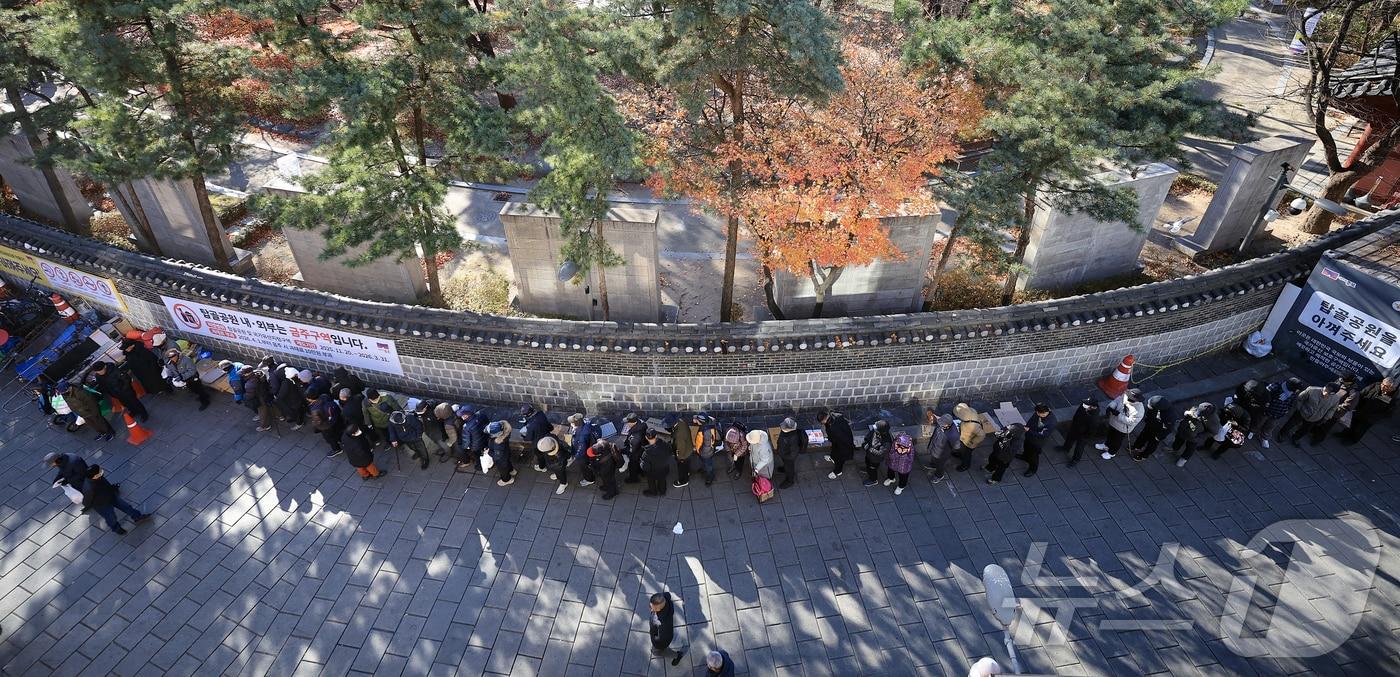 서울의 최저기온이 영하 10도 가까이 떨어지며 추운 날씨를 보인 4일 서울 종로구 탑골공원 원각사 노인 무료급식소를 찾은 어르신들이 식사를 위해 줄 서 있다. 2025.12.4/뉴스1 ⓒ News1 김진환 기자