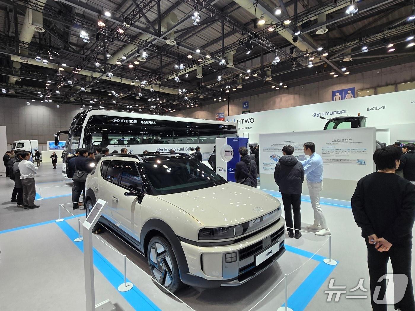 본문 이미지 - 4일 경기 고양 킨텍스 제2전시장에서 개막한 &#39;월드 하이드로젠 엑스포&#40;WHE&#41; 2025&#39;에서 현대자동차그룹 공동부스 안에 현대차의 수소전기차&#40;FCEV&#41; SUV &#39;디 올 뉴 넥쏘&#39;가 전시된 모습. 2025.12.04/뉴스1 김성식 기자