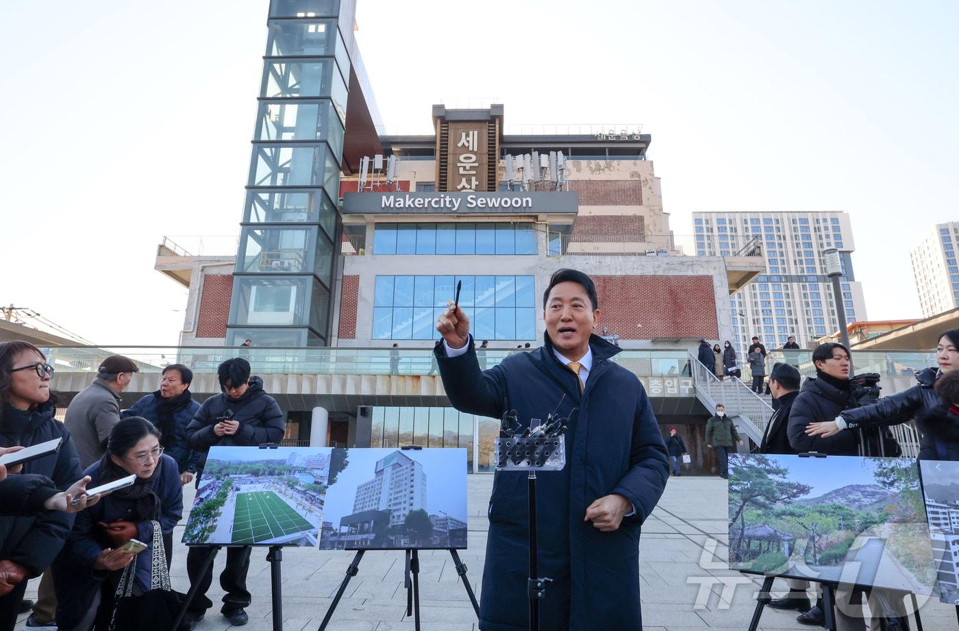 오세훈 서울시장이 4일 오전 서울 종로구 세운상가에서 세운지구 재개발 관련 백브리핑을 하고 있다. (공동취재) 2025.12.4/뉴스1 ⓒ News1 구윤성 기자