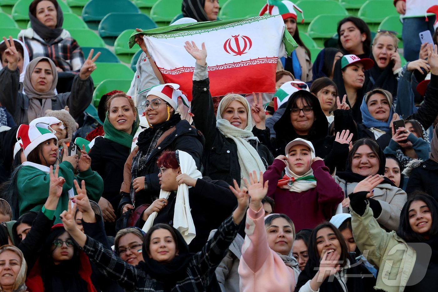 지난 3월 25일 이란 테헤란에서 열린 2026 FIFA 월드컵 아시아 지역 예선 A조 이란과 우즈베키스탄의 경기 시작 전 팬들이 환호하고 있다. 2025.03.25. ⓒ AFP=뉴스1 ⓒ News1 이정환 기자