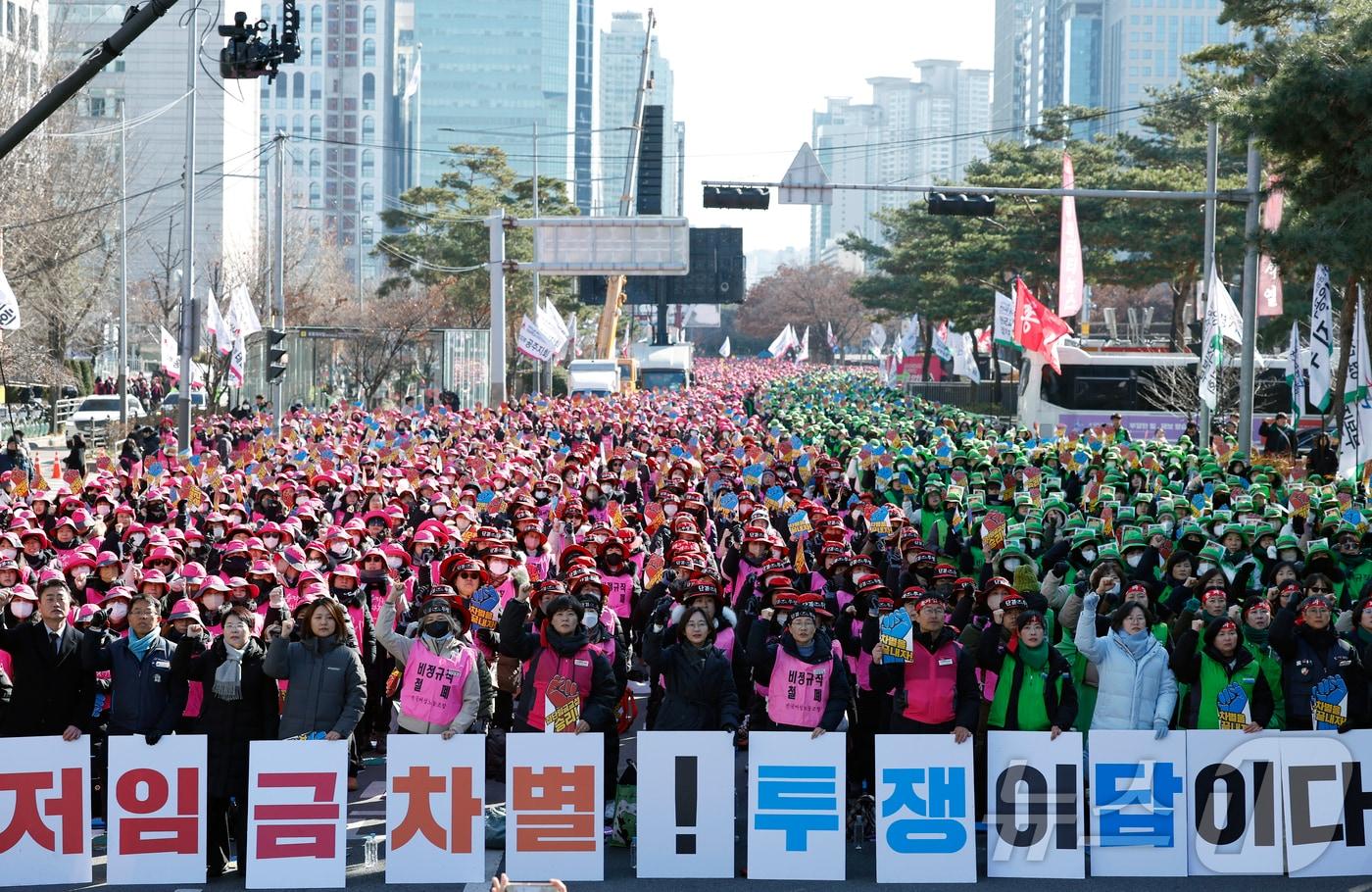 전국교육공무직본부, 전국여성노동조합, 전국학교비정규직노동조합으로 구성된 전국학교비정규직연대회의 조합원 등이 4일 오후 서울 여의도 국회의사당 인근에서 가진 전국학교비정규직연대회의 2차 총파업대회에서 민중의례를 하고 있다. 전국학교비정규직연대회의는 저임금 차별 철폐와 학교급식법 개정 및 종합대책 마련, 교육공무직 제도화 등을 요구했다. 2025.12.4/뉴스1 ⓒ News1 박정호 기자