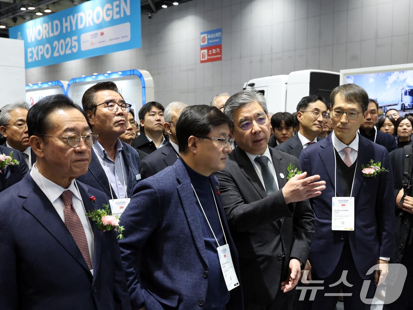 본문 이미지 - 김성환 기후에너지환경부 장관과 장재훈 현대자동차그룹 부회장이 4일 경기도 고양시 일산서구 킨텍스&#40;KINTEX&#41;에서 열린 &#39;세계 수소 엑스포 2025&#40;월드 하이드로젠 엑스포&#41;&#39;에서 현대자동차 그룹 부스를 찾아 대화를 나누고 있다. 2025.12.4/뉴스1 ⓒ News1 황기선 기자