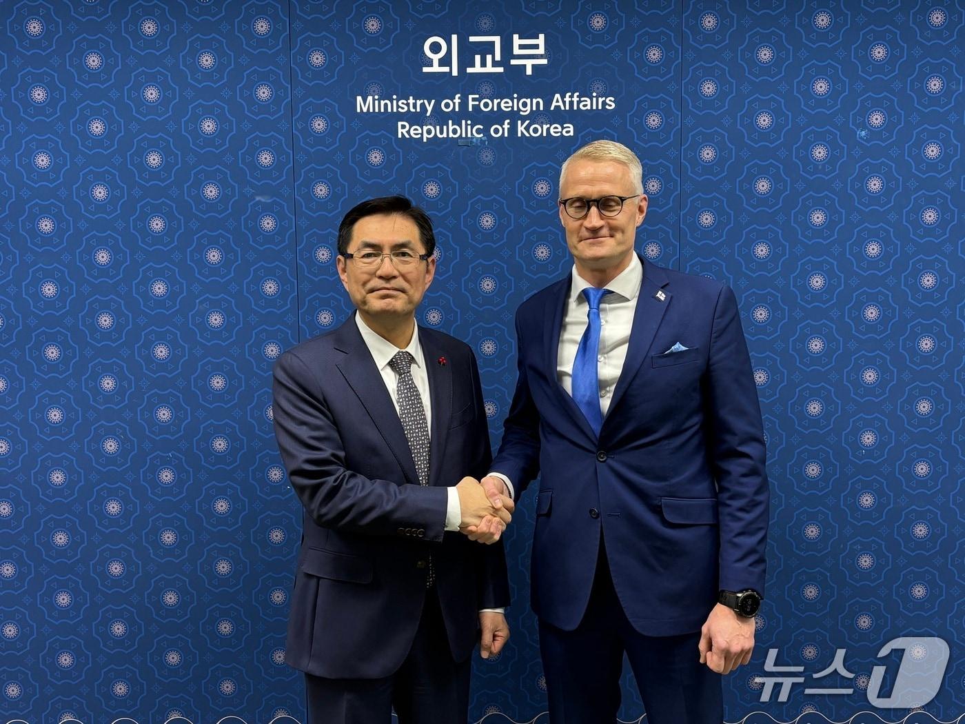 본문 이미지 - 정연두 외교부 외교전략정보본부장은 4일 방한 중인 북대서양조약기구&#40;NATO·나토&#41; 의회연맹 대표단을 면담했다. 2025.12.04. &#40;외교부 제공&#41;